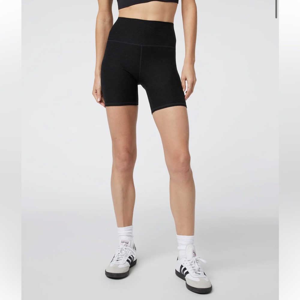 Vuori Clean Elevation Shorty 6” in Heather Black
